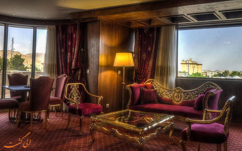 غرفة المعيشة في Zandieh Shiraz Hotel