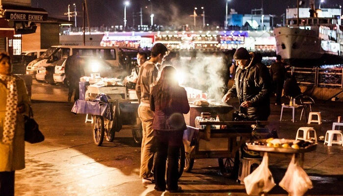 امش على جسر جالاتا مع من تحب واستمتع بأطعمة الشارع المحلية