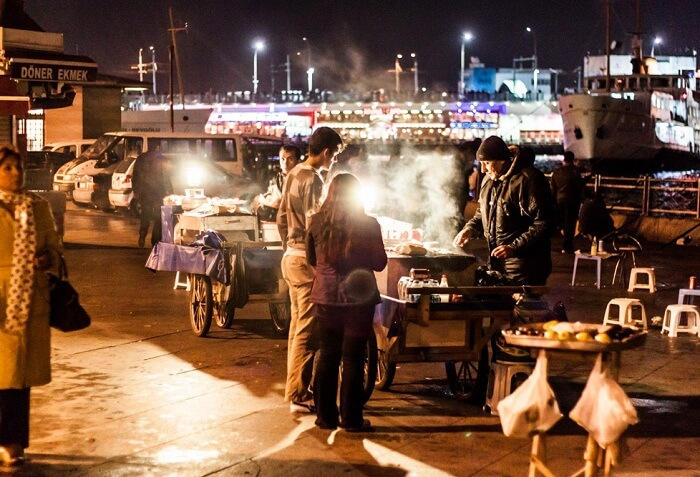 امش على جسر جالاتا مع من تحب واستمتع بأطعمة الشارع المحلية