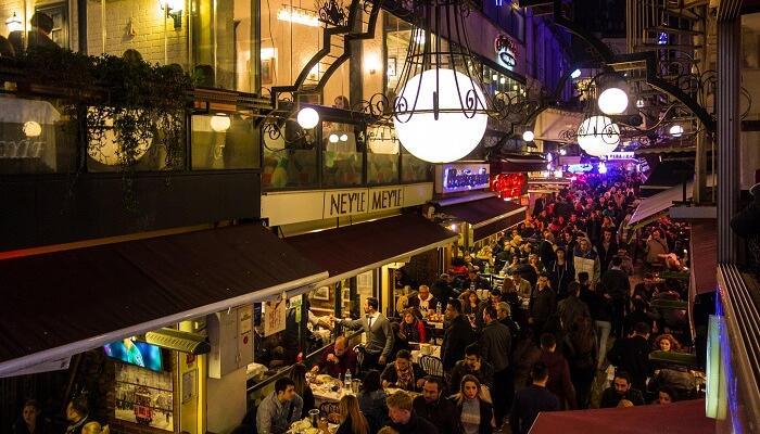 تجربة الحياة الليلية في اسطنبول في ميهان 