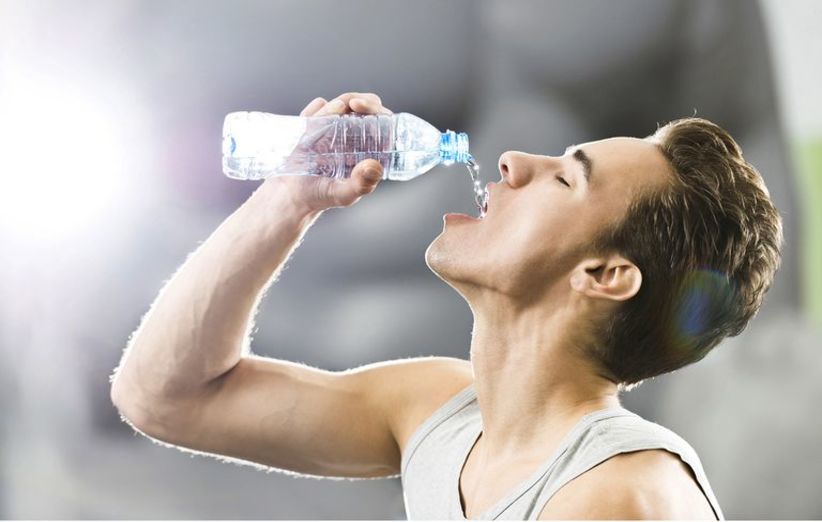 اشرب الكثير من الماء أثناء وبعد التمرين