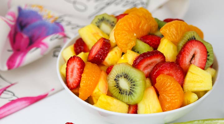 سلطة الفاكهة هي واحدة من 8 أطعمة صحية ومغذية في أوقات مشاهدة الأفلام.