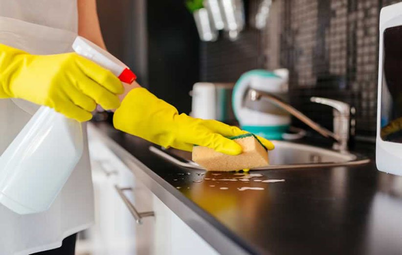 للحفاظ على المطبخ نظيفًا ، نظف أسطحه بانتظام 