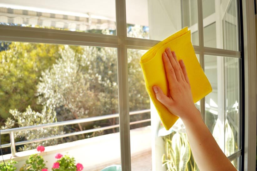 يؤدي تنظيف النوافذ إلى مزيد من الضوء في المنزل