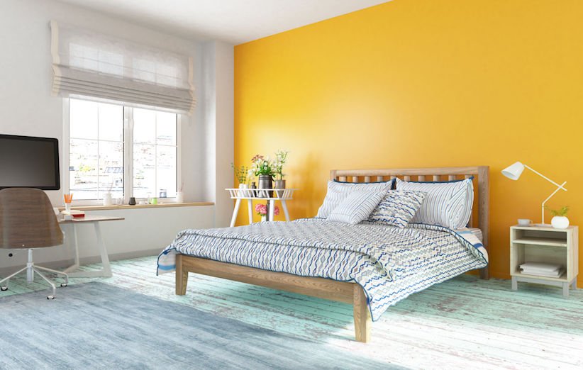 غرفة نوم مع مزيج اللون الأصفر