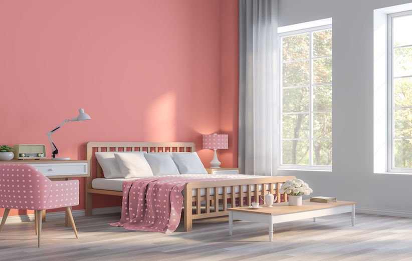 غرفة نوم مع مزيج اللون الوردي