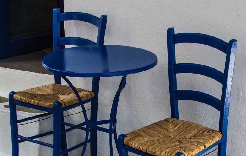 طاولة وكراسي زرقاء يونانية
