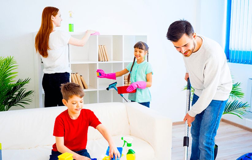 تنظيف المنزل مع العائلة