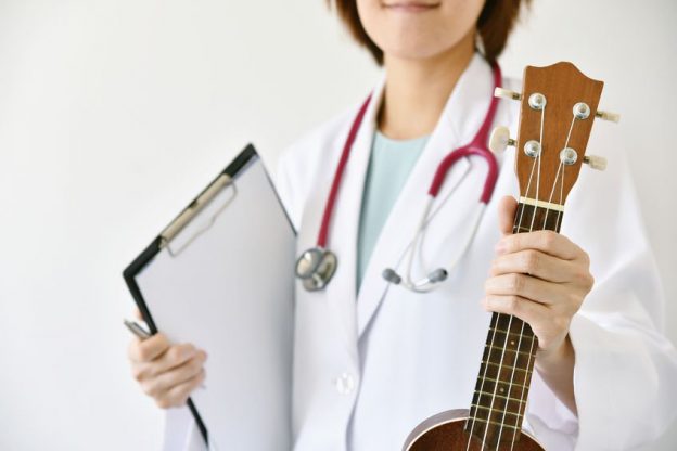 لكن ما فائدة الموسيقى في تقليل الألم و استعادة الصحة بشكل عام؟